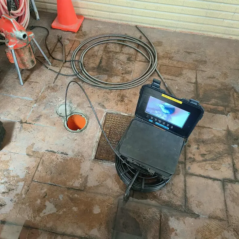 管內內視鏡主機與鏡頭線，伸入排水孔檢查管內