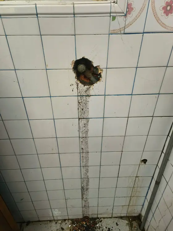 在漏水點局部開口